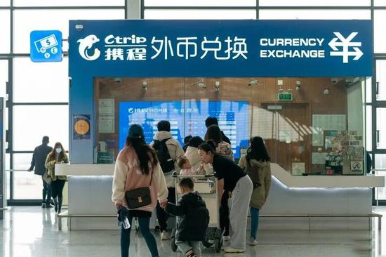 Visitors Find Shanghai More Currency-Friendly Now